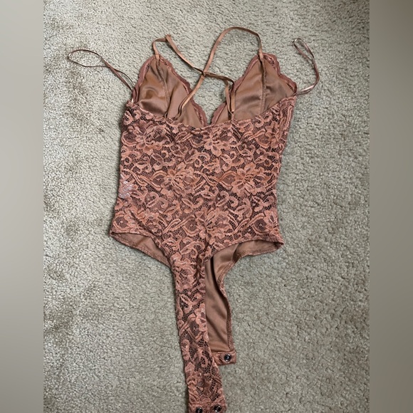 Lace bodysuit - Picture 2 of 4